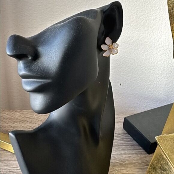 Flower stud earrings A493 - Picture 4 of 4